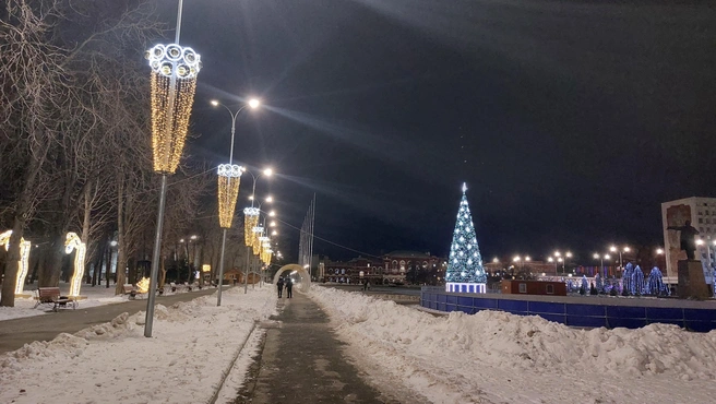 Новогодняя иллюминация на Театральной площади напоминает пивные стаканы | Источник: Сергей Петунин / 164.RU