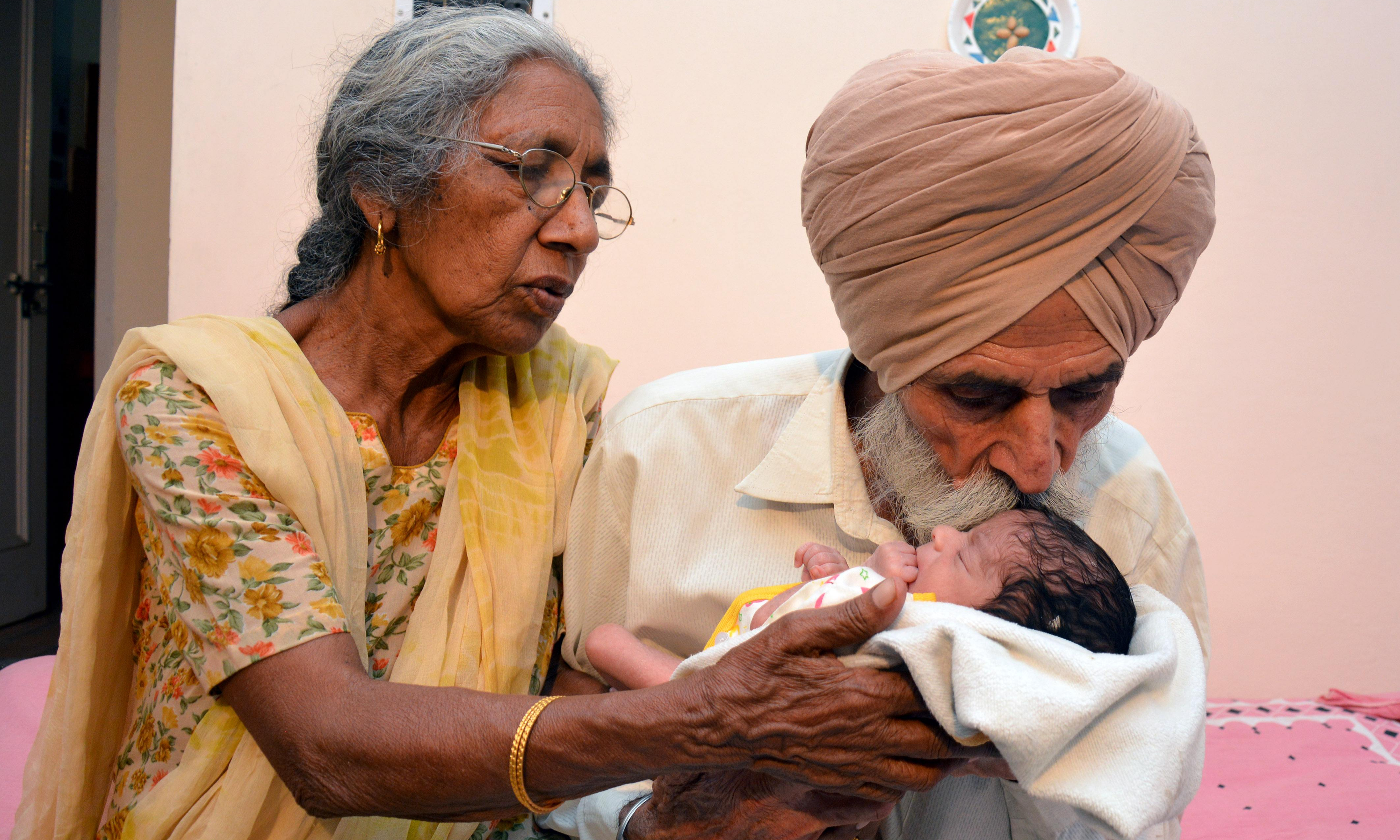 Женщина в Индии в 70 лет родила ребенка. Самая возрастная роженица в мире.