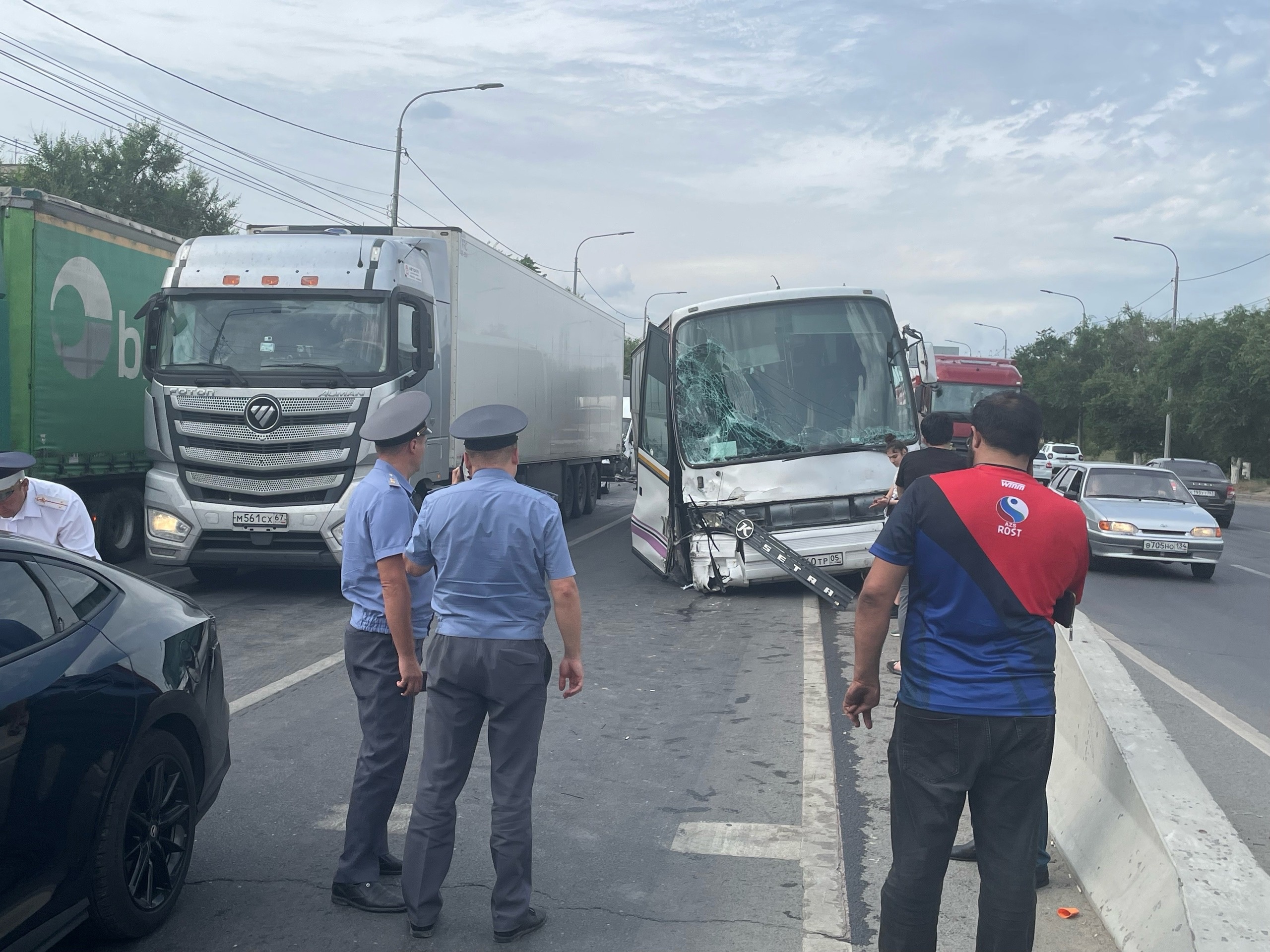 В Волгограде автобус, разбивший девять автомобилей, своим ходом покинул  место аварии - 7 июня 2024 - V1.ру