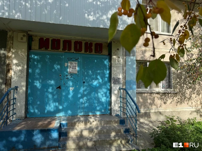 Раритетная надпись «Молоко», на двери есть еще одна вывеска, но, судя по онлайн-картам, магазин не работает | Источник: Анастасия Баранова / E1.RU