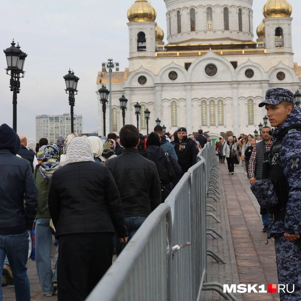 За порядком и организацией движения следят сотрудники правоохранительных органов. Как сообщают корреспонденты MSK1.RU, по периметру храма через каждые 5–10 метров стоят силовики | Источник: Артем Устюжанин / MSK1.RU