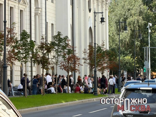 Поддерживающие «Яблоко» люди ждут у здания суда | Источник: Осторожно, Москва / T.me