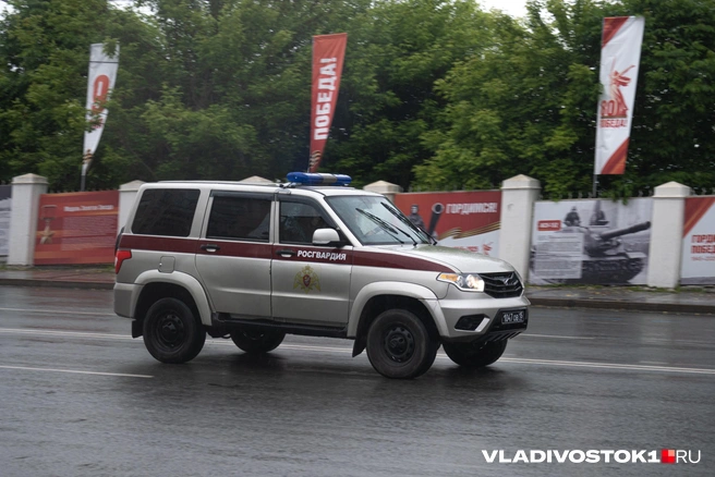 Росгвардейцы отвезли подростка в участок полиции № 11 | Источник: Елена Буйвол / VLADIVOSTOK1.RU