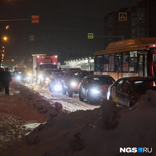 Пробка стояла несколько часов | Источник: Александр Ощепков / NGS.RU