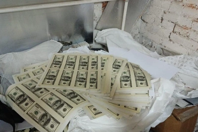 Новосибирец получил три года за подделку долларов