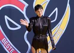 Эмма Коррин вышла на красную дорожку в одних чулках. Так можно? Так модно?