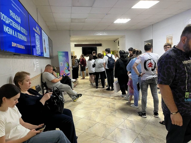 Родители и абитуриенты за час до окончания работы приемной | Источник: Яна Ахудзянова / E1.RU