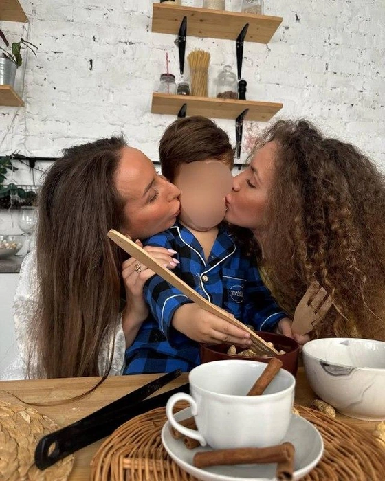 На фото&nbsp;— Елена, ее сын и сестра | Источник: Анна Рябинина / Instagram*