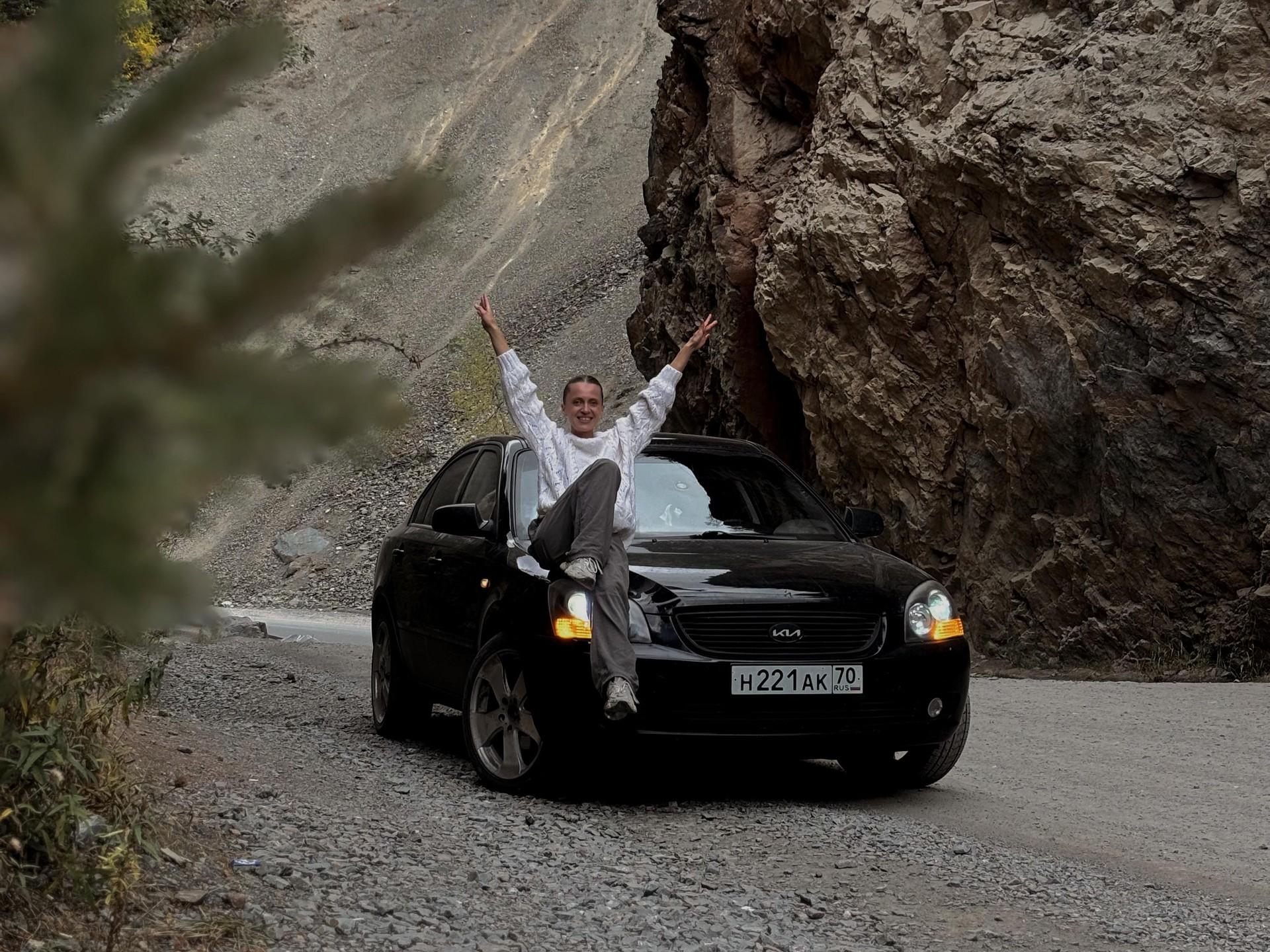 «Каждый день — как сериал»: мастер по маникюру бросила работу и клиентов, чтобы жить с собакой в машине на Алтае