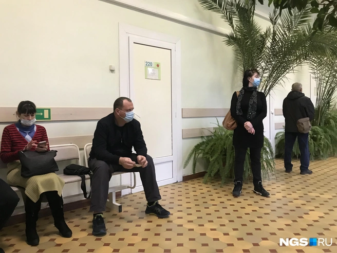 Некоторые новосибирцы пришли сюда уже во второй раз. В октябре, по их словам, они проводили в очереди к врачу целый день | Источник: Елена Гурьянова
