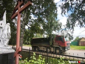 Грузовик мчит мимо мемориала воинам | Источник: Михаил Мечев / MSK1.RU