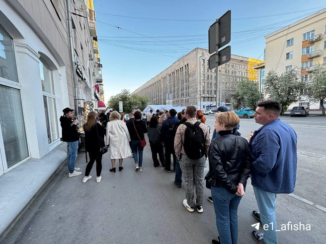 Очередь в музей «Об этом». Там тоже было не протолкнуться | Источник: E1.RU | Афиша | Куда сходить в Екатеринбурге / Telegram