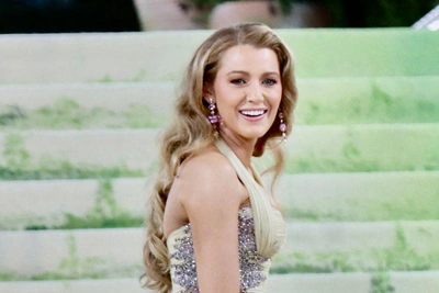 Блейк Лайвли командует помощниками на Met Gala