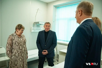Делегация инспекции обсуждает функционал палат дневного стационара | Источник: Марина Ульянова / V1.RU