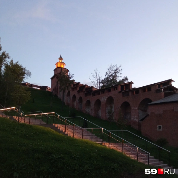 Стены Кремля после заката | Источник: Вероника Свизева / 59.RU