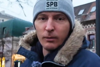 Comedian Pavel Volya rubs monuments on Chelyabinsk's Kirovka