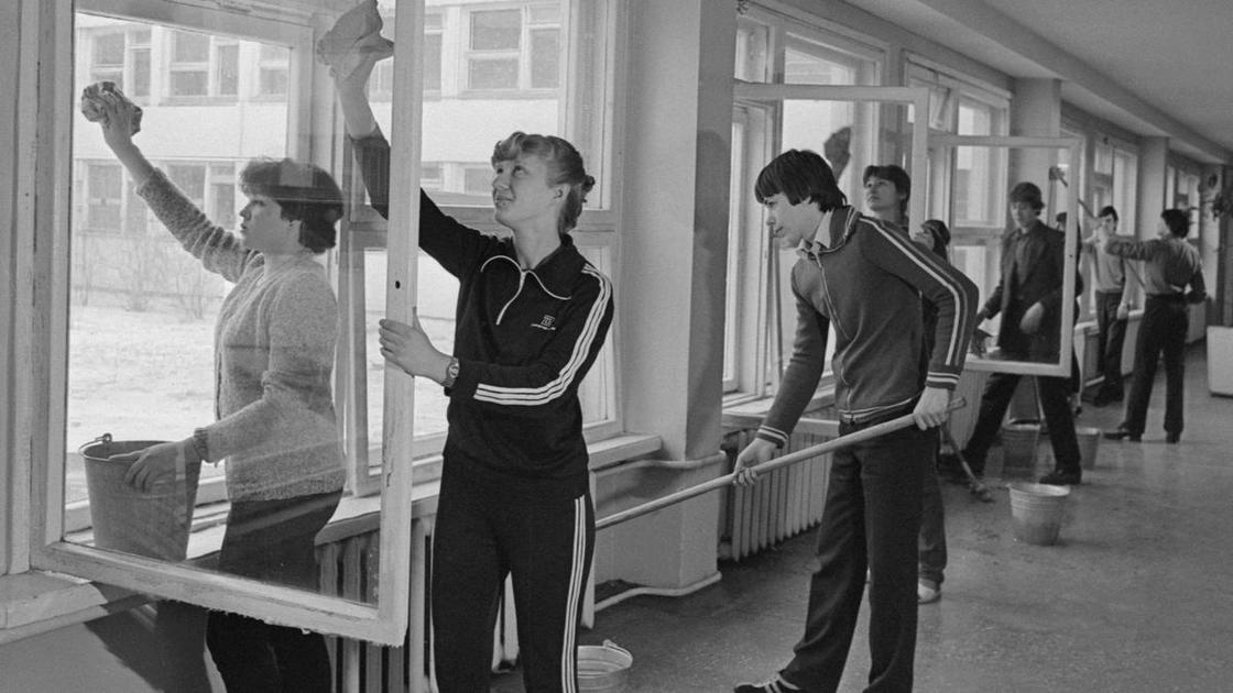 В России хотят вернуть дежурства и субботники в школе&nbsp;&mdash; вспоминаем, как это было в нашем детстве