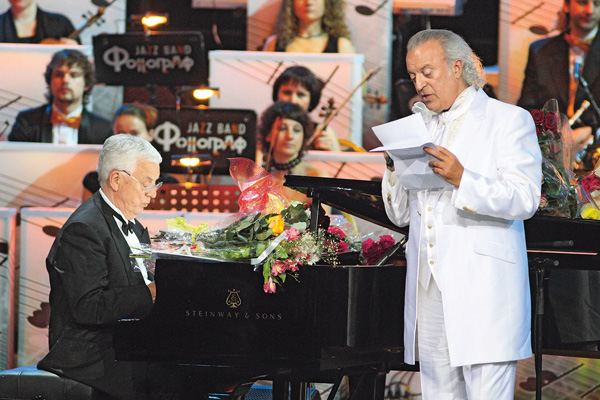 На 80-летии Раймонда Паулса они выступили с премьерой песни «Вчерашний спектакль»