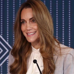 Блузка в стиле принцессы Дианы и серьги, напоминающие о дочери: красивая Кейт Миддлтон выступила с трогательной речью в Лондоне