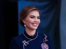 Образы Алины Кабаевой на турнире в Пекине: костюм с золотыми карманами, платье в китайском стиле и кожаный пиджак с джинсами