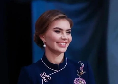 Образы Алины Кабаевой на турнире в Пекине: костюм с золотыми карманами, платье в китайском стиле и кожаный пиджак с джинсами