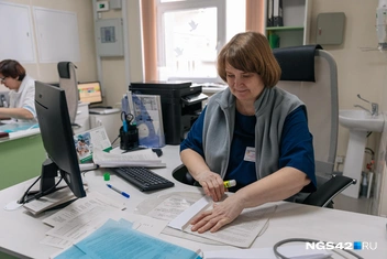 Медики заполняют все необходимые документы, осматривают пациентку и принимают решение, какая именно помощь ей нужна | Источник: Максим Серков / NGS42.RU