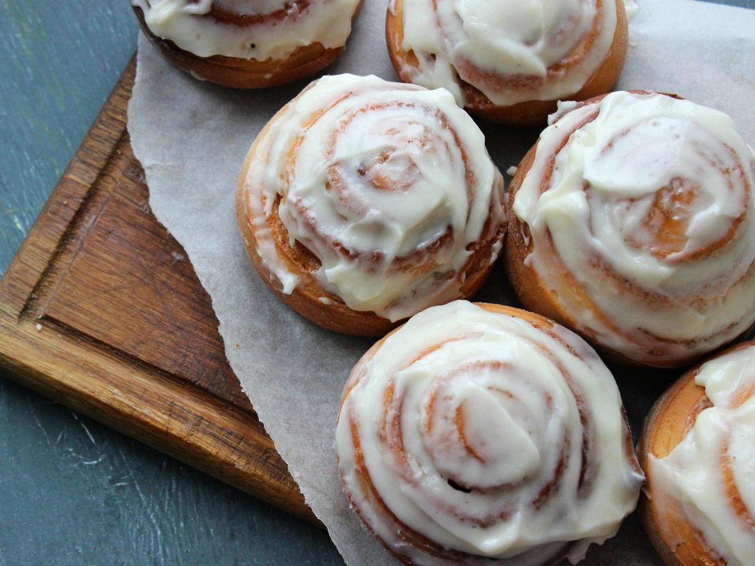 Скандинавские булочки с корицей — быстрая выпечка, которую оценят домашние | marieclaire.ru