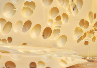 Как образуются дырки в сыре?