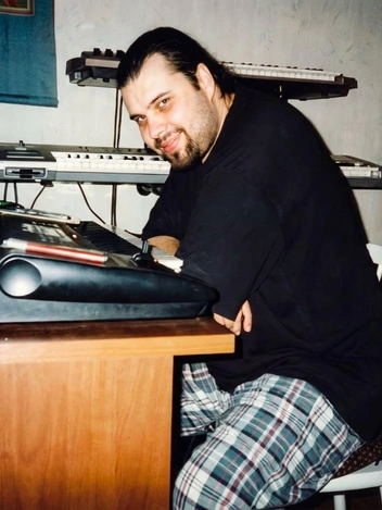 Максим Фадеев в 1994 году спродюсировал «Песни тибетских лам» и придумал для Линды мистический сценический образ | Источник: fadeevmaxim / Instagram (экстремистская организация, деятельность запрещена на территории РФ)