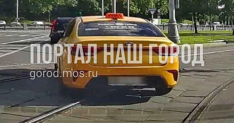 Рельсы угрожают машинам | Источник: gorod.mos.ru