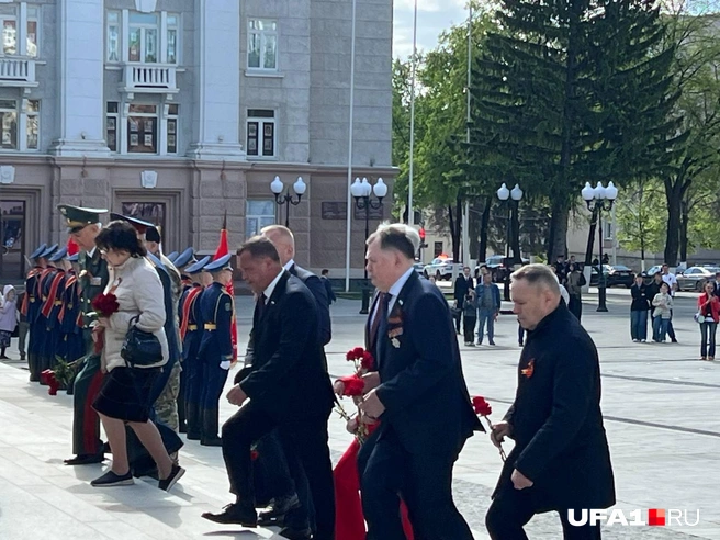Гильмутдинов (поднимается впереди своих коллег) | Источник: Андрей Бирюков / UFA1.RU
