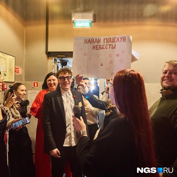 Традиционная часть&nbsp;— выкуп невесты | Источник: Александр Ощепков / NGS.RU