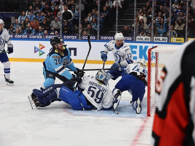 На льду развернулась острая борьба между командами. | Источник: Александр Ощепков / NGS.RU