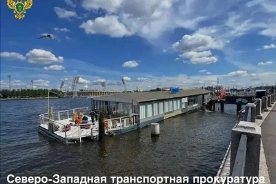 Плавучий ресторан в центре Петербурга начал тонуть