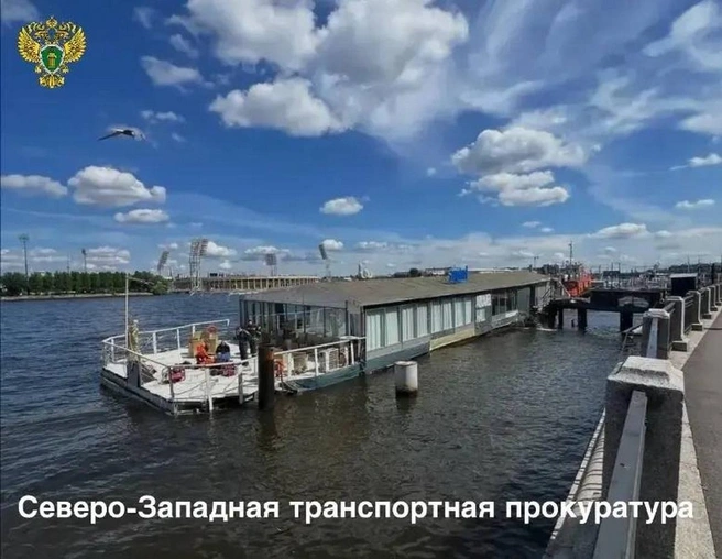 Водный едва не стал подводным. В центре Петербурга начал тонуть плавучий ресторан | Источник: Северо-Западная транспортная прокуратура