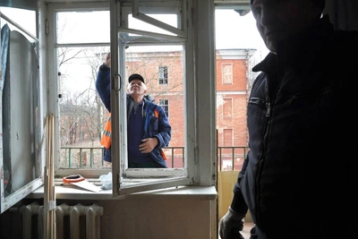 В Кронштадте меняют выбитые взрывом окна