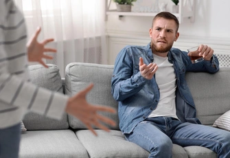 «Мужчина живет в моей квартире, выпивает и психует, когда я пытаюсь поговорить. Я обижаюсь, а он совсем не чувствует себя виноватым»