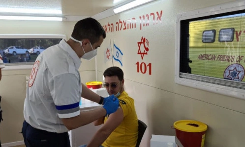 Израильский эксперт: У нас вакцинируется более 100 тысяч человек в сутки. К лету страна откроется для туристов