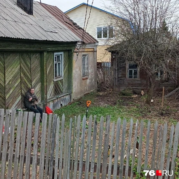 Ребята вычистили территорию дома Николая | Источник: Антон Королев