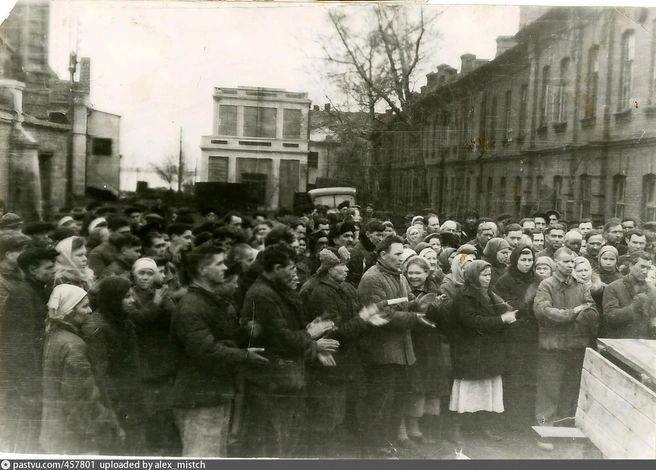Праздничный митинг 9 мая 1945 года | Источник: Фотофонд ИАОО / Pastvu.com