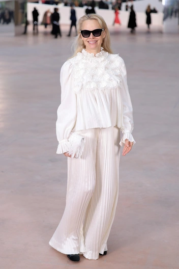 Памела Андерсон подобрала безупречный образ для показа Chanel | marieclaire.ru