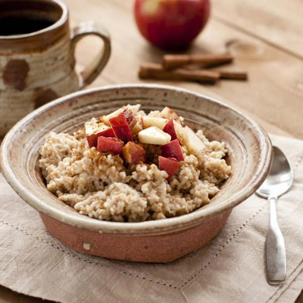 Овсяная каша с медом и яблоками в кожуреВкусная и полезная каша с кисло-сладким привкусом — придется по душе каждому члену семьи.Полный рецепт овсянки с яблоками в кожуре читайте по ссылке.