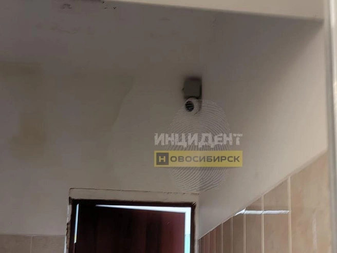 В сообщении в соцсетях утверждалось, что камеры якобы находятся непосредственно в туалетных комнатах. | Источник: «Инцидент Новосибирск» / Vk.com