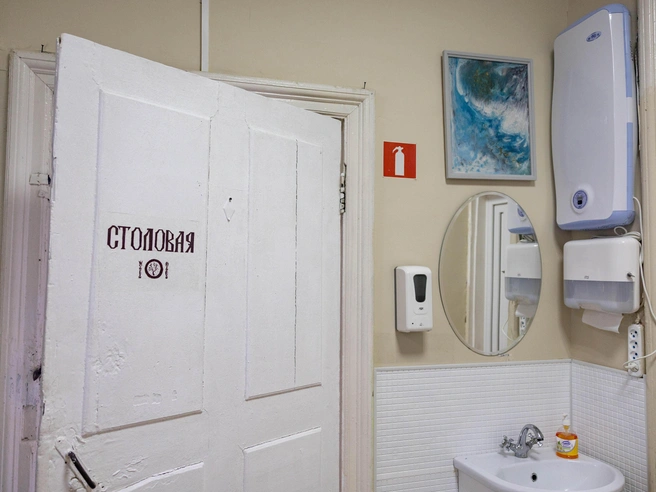 На первом этаже расположена просторная столовая | Источник: Артем Бауман / 76.RU