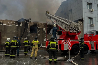 Авто во дворе задержали МЧС при пожаре, погибли дети
