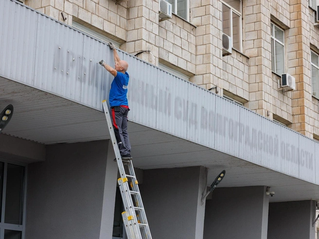 Демонтаж вывески занял всего несколько минут | Источник: Алексей Волхонский / V1.RU