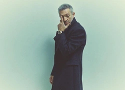 56-летний актер Венсан Кассель вышел на подиум