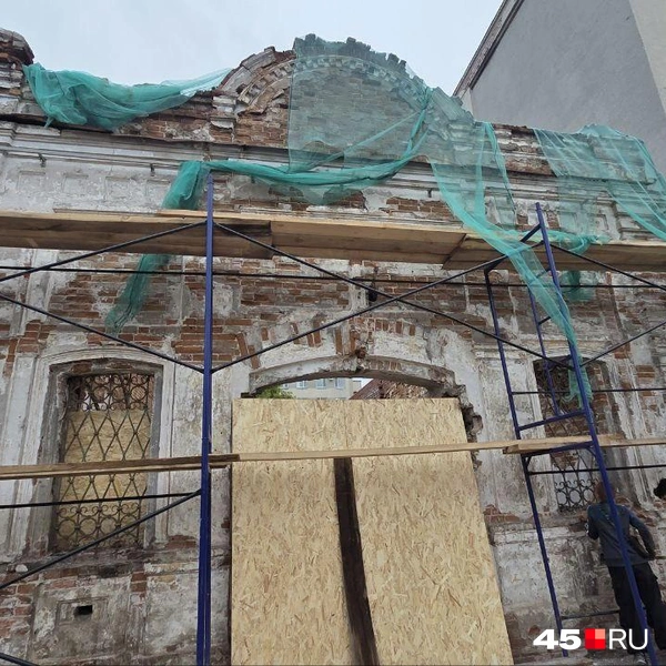Здание долгое время было завешено баннерной сеткой | Источник: Алена Кисель /45.ru