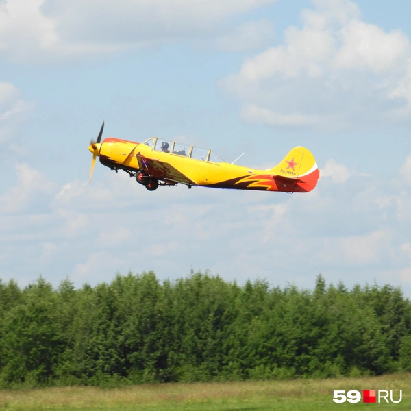 Самолёты Як-54 «Первого полёта» взлетали с самого аэродрома «Фролово» | Источник: Кирилл Хафизов / 59.RU