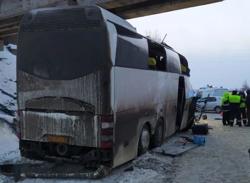 Автобус, врезавшийся в мост в Скопинском районе, принадлежит компании «Транслайн» | ya62.ru